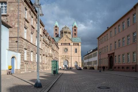 Dom in Speyer, Reisen, Deutschland, Rheinland Pfalz, Speyer, Innenstadt, March 18. Der Speyrer Dom mit leicht bewölktem Himmel .