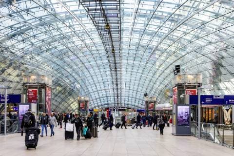 DEU, Deutschland, Frankfurt am Main, 04.02.2019: Fernbahnhof Frankfurt Flughafen im Gebäude The Squaire am Fraport. *** DEU Deutschland Frankfurt am Main 04 02 2019 Frankfurt Airport long-distance railway station in The Squaire building at Fraport