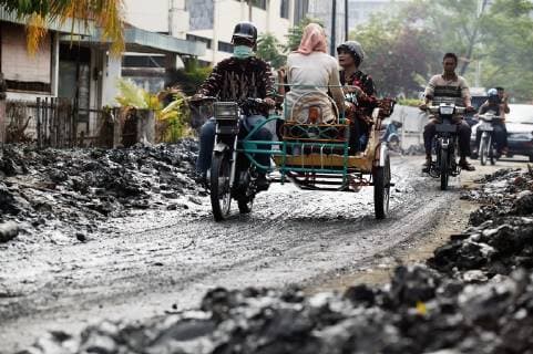 Survivors Travel Through The Mud And Debris Following The Indian Ocean Earthquake And Tsunami In 2004; Aceh Province, Indonesia  Copyright: JimxHolmes 2382653