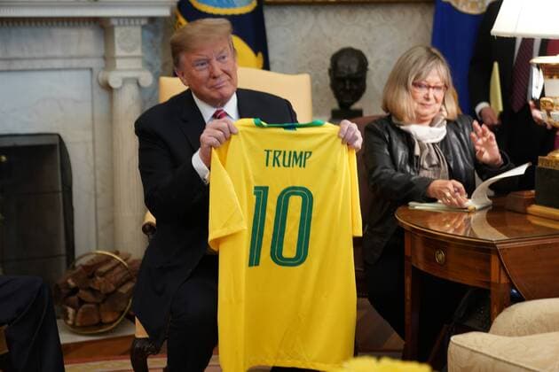 Entertainment Themen der Woche KW12 Entertainment Bilder des Tages President Donald Trump holds up a Brazilian national soccer team jersey after it was given to him by Brazilian President Jair Bolsonaro in the Oval Office of the White House prior to meetings in Washington, DC on March 19, 2019.  WAX20190319106 CHRISxKLEPONIS