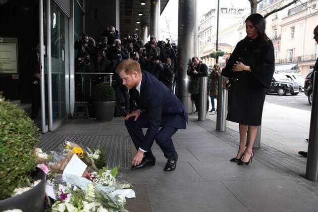 Entertainment Themen der Woche KW12 Entertainment Bilder des Tages Harry et Meghan depose une gerbe au haut a l ambassade de Nouvelle Zelande. PAP03192145 Prince Harry, The Duke of Sussex and Meghan, Duchess of Sussex, at the New Zealand High Commission London. They were there to sign a book of condolence after last weeks terrorist shootings in New Zealand. The couple also met with Sir Jerry Mateparae the High Commissioner. 236669 2019-03-19 London Etats-Unis Prince Harry de Galles (Angleterre); Markle, Meghan (Duchesse de Sussex)  Copyright: xPapixsx xStarfacex STAR_236669_003