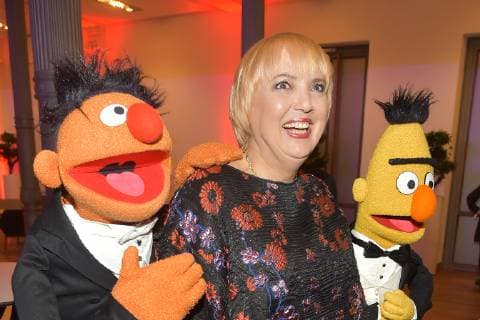 17. Deutscher Hoerfilmpreis Claudia Roth mit Ernie und Bert Ankunft, roter Teppich zum 17. Deutscher Hoerfilmpreis in der Hauptstadtrepraesentanz der Deutschen Telekom in Berlin am 19.03.2019