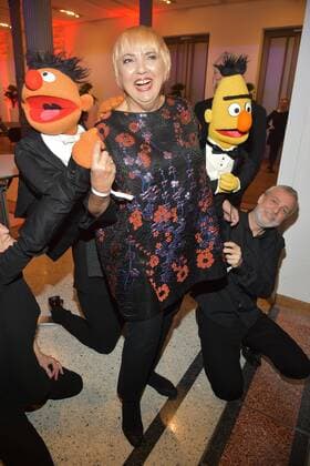 17. Deutscher Hoerfilmpreis Claudia Roth mit Ernie und Bert Ankunft, roter Teppich zum 17. Deutscher Hoerfilmpreis in der Hauptstadtrepraesentanz der Deutschen Telekom in Berlin am 19.03.2019