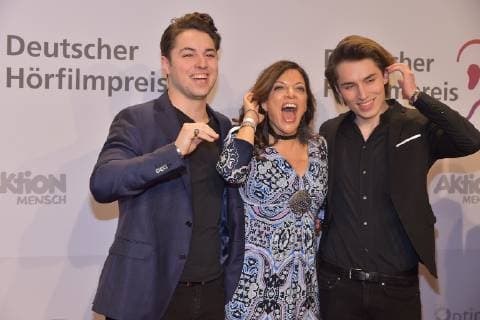17. Deutscher Hoerfilmpreis Alive Brauer mit ihren Soehnen, David und Ben Ankunft, roter Teppich zum 17. Deutscher Hoerfilmpreis in der Hauptstadtrepraesentanz der Deutschen Telekom in Berlin am 19.03.2019