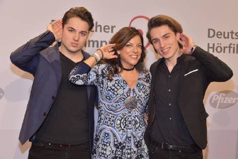 17. Deutscher Hoerfilmpreis Alive Brauer mit ihren Soehnen, David und Ben Ankunft, roter Teppich zum 17. Deutscher Hoerfilmpreis in der Hauptstadtrepraesentanz der Deutschen Telekom in Berlin am 19.03.2019