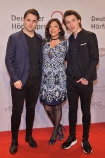 17. Deutscher Hoerfilmpreis Alive Brauer mit ihren Soehnen, David und Ben Ankunft, roter Teppich zum 17. Deutscher Hoerfilmpreis in der Hauptstadtrepraesentanz der Deutschen Telekom in Berlin am 19.03.2019