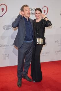 Jan Sosniok mit Frau Nadine - Verleihung des 17. Deutschen Hoerfilmpreis 2019 in der Hauptstadtrepraesentanz der Deutschen Telekom in Berlin am 19.03.2018. 17. Deutscher Hoerfilmpreis 2019