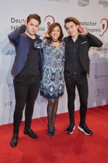 Alice Brauner mit ihren Soehnen Ben und David - Verleihung des 17. Deutschen Hoerfilmpreis 2019 in der Hauptstadtrepraesentanz der Deutschen Telekom in Berlin am 19.03.2018. 17. Deutscher Hoerfilmpreis 2019