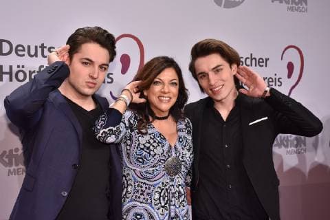 Alice Brauner und ihre Söhne David und Ben Zechbauer bei der Verleihung vom 17. Deutschen Hoerfilmpreis am 19.03.2019 in Berlin Deutscher Hoerfilmpreis 2019 in Berlin