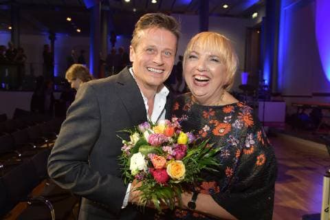 17. Deutscher Hoerfilmpreis Roman Kni ka, Claudia Roth Buehnenabschlussbild zum 17. Deutscher Hoerfilmpreis in der Hauptstadtrepraesentanz der Deutschen Telekom in Berlin am 19.03.2019