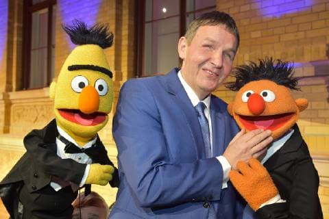 17. Deutscher Hoerfilmpreis Andreas Bethke, Geschaeftsführer des DBSV mit Ernie und Bert, Sesamstarsse, PublikumsPreis (Lieblinge) Buehnenabschlussbild zum 17. Deutscher Hoerfilmpreis in der Hauptstadtrepraesentanz der Deutschen Telekom in Berlin am 19.03.2019
