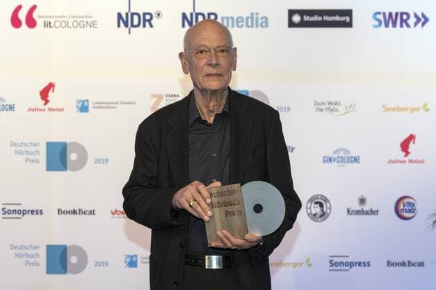 Entertainment Themen der Woche KW12 Deutscher Hörbuchpreis 2019 Im Bild der Schriftsteller und Sprecher Gert Heidenreich, der den Roman des britischen Schriftstellers japanischer Herkunft, Was vom Tage übrig blieb , eingelesen hat. Die Preisverleihungen wurden am 19. März 2019 in feierlichem Rahmen im WDR-Funkhaus vorgenommen. Köln Nordrhein-Westfalen Deutschland *** German Audio Book Prize 2019 In the picture the writer and speaker Gert Heidenreich who has read in the novel of the British writer of Japanese origin What Remains of the Day The award ceremonies were held on 19 March 2019 in a festive setting at the WDR Funkhaus Cologne North Rhine-Westphalia Germany