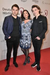 Alice Brauner mit ihren Söhnen Ben Zechbauer und David Zechbauer bei der Verleihung des 17. Deutschen Hörfilmpreises 2019 in der Hauptstadtrepräsentanz der Deutschen Telekom. Berlin, 19.03.2019
