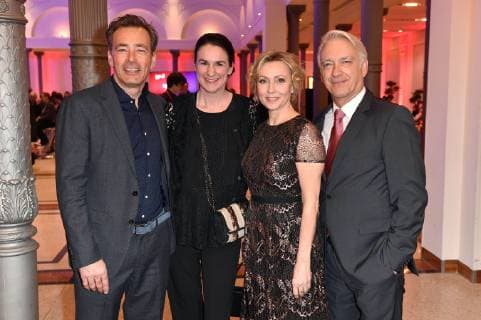 Jan Sosniok mit Ehefrau Nadine und Dana Golombek mit Lebenspartner Christoph M. Ohrt bei der Verleihung des 17. Deutschen Hörfilmpreises 2019 in der Hauptstadtrepräsentanz der Deutschen Telekom. Berlin, 19.03.2019