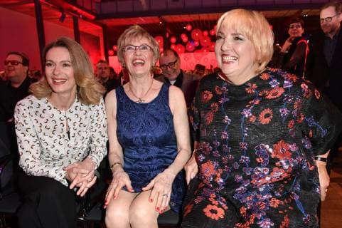 Lisa Martinek, Renate Reymann und Claudia Roth bei der Verleihung des 17. Deutschen Hörfilmpreises 2019 in der Hauptstadtrepräsentanz der Deutschen Telekom. Berlin, 19.03.2019