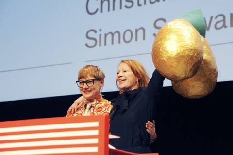 Ashley Hans Scheirl und Birgit Minichmayr bei der Verleihung des Großen Diagonale-Schauspielpreises 2019 für Verdienste um die österreichische Filmkultur beim Festival des österreichischen Films Diagonale im Orpheum. Graz, 19.03.2019