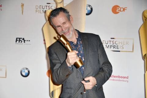 Ulrich Matthes beim Fototermin bei der Pressekonferenz anlässlich der Nominierungsbekanntgabe zum Deutschen Filmpreis 2019 in der Deutschen Kinemathek. Berlin, 20.03.2019