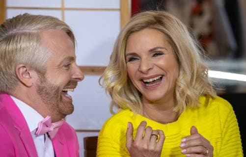 Dreharbeiten für die MDR Sendung Musik für Sie im Rathaus in Annaberg-Buchholz am 20.03.2019. Sänger und Entertainer Ross Antony und Moderatorin Uta Bresan lachen. Annaberg-Buchholz Sachsen Deutschland