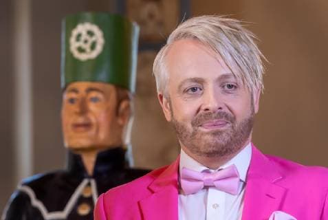 Dreharbeiten für die MDR Sendung Musik für Sie im Rathaus in Annaberg-Buchholz am 20.03.2019. Sänger und Entertainer Ross Antony steht neben einer geschnitzten Bergmannfigur in historischer Tracht. Annaberg-Buchholz Sachsen Deutschland