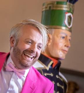 Dreharbeiten für die MDR Sendung Musik für Sie im Rathaus in Annaberg-Buchholz am 20.03.2019. Sänger und Entertainer Ross Antony steht neben einer geschnitzten Bergmannfigur in historischer Tracht. Annaberg-Buchholz Sachsen Deutschland