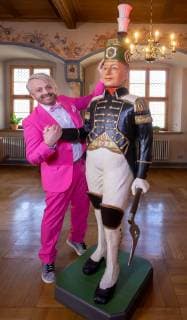 Dreharbeiten für die MDR Sendung Musik für Sie im Rathaus in Annaberg-Buchholz am 20.03.2019. Sänger und Entertainer Ross Antony steht neben einer geschnitzten Bergmannfigur in historischer Tracht. Annaberg-Buchholz Sachsen Deutschland