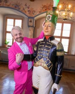 Dreharbeiten für die MDR Sendung Musik für Sie im Rathaus in Annaberg-Buchholz am 20.03.2019. Sänger und Entertainer Ross Antony steht neben einer geschnitzten Bergmannfigur in historischer Tracht. Annaberg-Buchholz Sachsen Deutschland