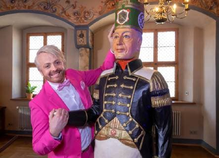 Dreharbeiten für die MDR Sendung Musik für Sie im Rathaus in Annaberg-Buchholz am 20.03.2019. Sänger und Entertainer Ross Antony steht neben einer geschnitzten Bergmannfigur in historischer Tracht. Annaberg-Buchholz Sachsen Deutschland