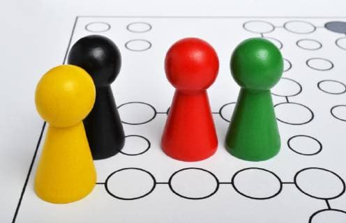 Spielfiguren schwarz, gelb, rot, grün, als Symbol für politische Parteien auf einem neutralen Spielfeld, Deutschland, Europa Copyright: imageBROKER/UlrichxZillmann ibxuzi04858875.jpg