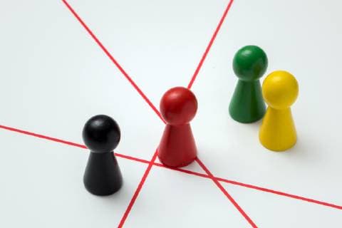 Spielfiguren schwarz, gelb, rot, grün, Symbol für politische Parteien auf einem stilisierten Spielfeld mit roter Linie, Deutschland, Europa Copyright: imageBROKER/UlrichxZillmann ibxuzi04858896.jpg
