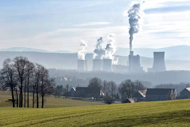 IMAGO Nature: Unsere Erde, Energiequellen, Kohlekraftwerke Kohlekraftwerk in Turow, Polen (Foto vom 05.05.2019). Das Braunkohle-Grosskraftwerk PGE Górnictwo i Energetyka Konwencjonalna S.A. Oddzial Elektrownia Turów befindet sich in Suedwest-Polen auf dem Gebiet der Gemeinde Bogatynia nahe dem Ortsteil Turoszów an der deutsch-tschechisch-polnischen Grenze bei Zittau. Kohlekraftwerk in Turow, Polen *** Coal-fired power plant in Turow Poland Photo of 05 05 2019 The large lignite-fired power plant PGE Górnictwo i Energetyka Konwencjonalna S A Oddzial Elektrownia Turów is located in southwest Poland on the territory of the municipality of Bogatynia near the district of Turoszów on the German-Czech-Polish border near Zittau Coal-fired power plant in Turow Poland Copyright: epd-bild MatthiasxWeber EDITORIAL USE ONLY