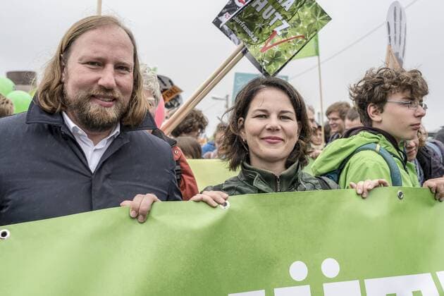 Klimaschutz: Protest in Berlin Politiker und Umweltschutzgruppen protestieren für einen Kohleausstieg. Gegen Ende der Jamaika-Sondierungsgespräche bilden Aktivisten zwischen Reichstag und palamentarischer Gesellschaft eine Rote Linie.