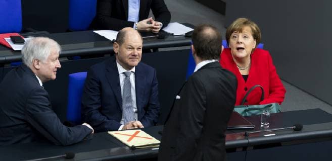 Bundeskanzlerin Angela Merkel (R), Finanzminister Olaf Scholz (C) und Innenminister Horst Seehofer (L) mit Alexander Dobrindt (von hinten) waehrend der 89. Plenarsitzung im Bundestag in Berlin am 21. Maerz 2019. 89. Sitzung und Regierungserklaerung im Bundestag
