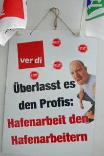 Plakat der Gewerkschaft ver.di in einem Bürogebäude des Containerterminals Bremerhaven. *** Poster of the trade union ver di in an office building of the container terminal Bremerhaven
