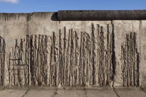 Deutschland, Berlin, Mitte Blick auf die Reste der Berliner Mauer an der Bernauer Strasse. Die Gedenkstätte Berliner Mauer ist zentraler Erinnerungsort zum Gedenken an die deutsche Teilung. Am historischen Ort in der Bernauer Straße erstreckt sich das letzte Stück der Berliner Mauer auf 1,4 km Länge über den ehemaligen Grenzstreifen. Diese Jahr feiert Berlin 30 Jahre Mauerfall. Am 9. November 1989 wurde Berlin wieder eine Stadt, zuvor trennte die Mauer 28 Jahre die Stadt in Ost und West. Berlin *** View of the remains of the Berlin Wall on Bernauer Strasse The Berlin Wall Memorial is a central memorial to the German division The last section of the Berlin Wall stretches 1 4 km across the former border strip This year Berlin celebrates 30 years since the fall of the Berlin Wall On 9 November 1989 Berlin became a city again 28 years before the Wall divided the Copyright: FrankxHormannx xnordlicht
