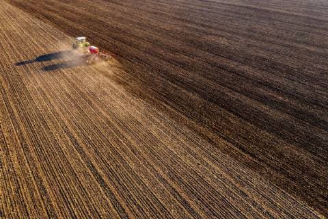 Gottstedt , 200319 , Landwirtschaft , Aussaat von Sommergerste auf einem Feld bei Gottsedt Im Bild: Aussaat der Sommergerste mit einem Traktor CLAAS Axion 830 auf einem Feld bei Gottstedt *** Gottstedt 200319 Agriculture Sowing of spring barley in a field near Gottsedt In the picture Sowing of spring barley with a tractor CLAAS Axion 830 in a field near Gottstedt