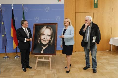 22.03.2019. Ministerpräsident Armin Laschet (li.) freut sich, gemeinsam mit Ministerpräsidentin a.D. Hannelore Kraft (mi.) das neue Porträtbild der ersten Regierungschefin Nordrhein-Westfalens vorzustellen. Ministerpräsidentin a.D. Hannelore Kraft wird in der Galerie mit einer Fotografie des Fotokünstlers Jim Rakete (re.) dargestellt. Düsseldorf Staatskanzlei Nordrhein-Westfalen Deutschland