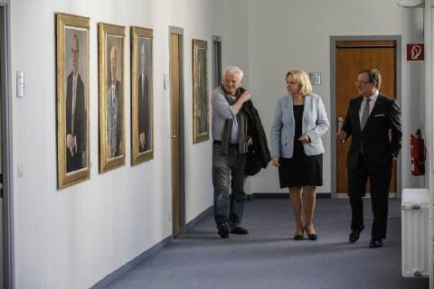 22.03.2019. NRW-Ministerpräsident Armin Laschet (re.) freut sich, gemeinsam mit Ministerpräsidentin a.D. Hannelore Kraft (mi.) das neue Porträtbild der ersten Regierungschefin Nordrhein-Westfalens vorzustellen. Ministerpräsidentin a.D. Hannelore Kraft wird in der Galerie mit einer Fotografie des Fotokünstlers Jim Rakete (li.) dargestellt. Düsseldorf Staatskanzlei Nordrhein-Westfalen Deutschland