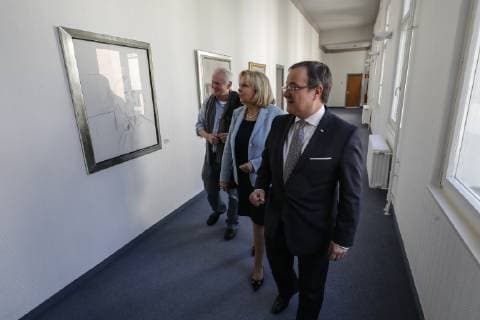 22.03.2019. NRW-Ministerpräsident Armin Laschet (re.) freut sich, gemeinsam mit Ministerpräsidentin a.D. Hannelore Kraft (mi.) das neue Porträtbild der ersten Regierungschefin Nordrhein-Westfalens vorzustellen. Ministerpräsidentin a.D. Hannelore Kraft wird in der Galerie mit einer Fotografie des Fotokünstlers Jim Rakete (li.) dargestellt. Düsseldorf Staatskanzlei Nordrhein-Westfalen Deutschland