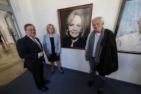 22.03.2019. NRW-Ministerpräsident Armin Laschet (li.) freut sich, gemeinsam mit Ministerpräsidentin a.D. Hannelore Kraft (mi.) das neue Porträtbild der ersten Regierungschefin Nordrhein-Westfalens vorzustellen. Ministerpräsidentin a.D. Hannelore Kraft wird in der Galerie mit einer Fotografie des Fotokünstlers Jim Rakete (re.) dargestellt. Düsseldorf Staatskanzlei Nordrhein-Westfalen Deutschland