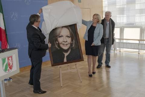 Präsentation des Porträts von Hannelore Kraft in der Staatskanzlei Düsseldorf Ex-NRW-Ministerpräsidentin Hannelore Kraft enthüllt zusammen mit dem aktuellen Ministerpräsidenten Armin Laschet (links) und im Beisein des Fotografen Jim Rakete in der Staatskanzlei Düsseldorf ihr Portrait für die Ahnengalerie . Düsseldorf Nordrhein-Westfalen Deutschland