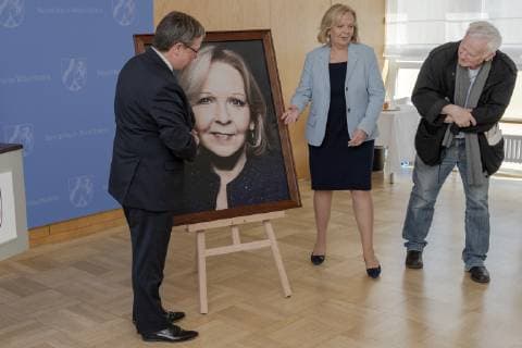 Präsentation des Porträts von Hannelore Kraft in der Staatskanzlei Düsseldorf Ex-NRW-Ministerpräsidentin Hannelore Kraft betrachtet zusammen mit dem aktuellen Ministerpräsidenten Armin Laschet (links) ihr von dem Fotografen Jim Rakete (rechts) in der Staatskanzlei Düsseldorf enthüllte Portrait für die Ahnengalerie . Düsseldorf Nordrhein-Westfalen Deutschland