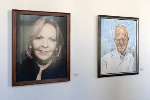 Präsentation des Porträts von Hannelore Kraft in der Staatskanzlei Düsseldorf Das Porträt von Hannelore Kraft in der Ahnengalerie in der Staatskanzlei Düsseldorf neben dem ihres Vorgängers Jürgen Rüttgers. Düsseldorf Nordrhein-Westfalen Deutschland