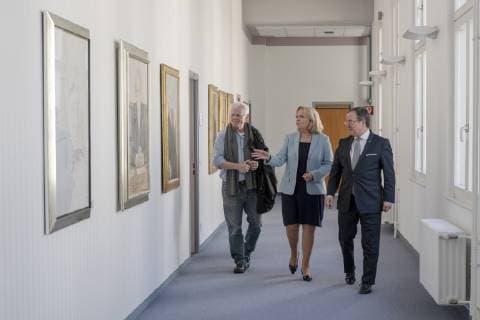Präsentation des Porträts von Hannelore Kraft in der Staatskanzlei Düsseldorf Ex-NRW-Ministerpräsidentin Hannelore Kraft schreitet mit dem aktuellen Ministerpräsidenten Armin Lascher (rechts) und dem Fotografen Jim Rakete die Ahnengalerie in der Staatskanzlei ab. Düsseldorf Nordrhein-Westfalen Deutschland