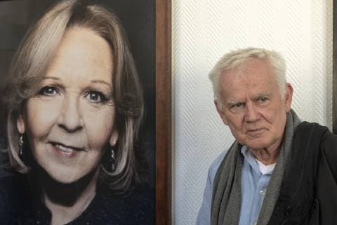 Präsentation des Porträts von Hannelore Kraft in der Staatskanzlei Düsseldorf Der Fotograf Jim Rakete neben seinem Werk, dem Porträt von Hannelore Kraft in der Ahnengalerie . Es ist das erste Foto in der Reihe ehemaliger Ministerpräsidenten. Düsseldorf Nordrhein-Westfalen Deutschland