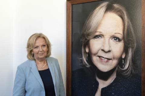 Präsentation des Porträts von Hannelore Kraft in der Staatskanzlei Düsseldorf Hannelore Kraft neben ihrem Portrait in der Ahnengalerie, vom Fotografen Jim Rakete in Szene gesetzt. Es ist das erste Foto in der Reihe ehemaliger Ministerpräsidenten. Düsseldorf Nordrhein-Westfalen Deutschland