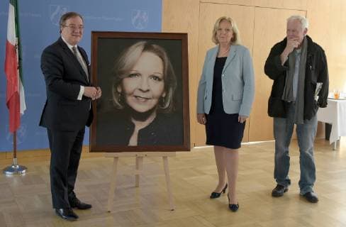 Duesseldorf MP a.D.Hannelore Kraft wird in die Galerie mit einer Fotografie des Fotokuenstlers Jim Rakete dargestellt. NRW-Ministerpaesident Armin Laschet,freut sich,gemeinsam mit Ministerpraesidentin a.D.Hannelore Kraft das neue Portraitbild der ersten Regierungschefin Nordrhein-Westfalens in der Staatskanzlei in Duesseldorf am 22.03.2019 vorzustellen.MP a.D.Hannelore Kraft wird in die Galerie mit einer Fotografie des Fotokuenstlers Jim Rakete dargestellt. MP Armin Laschet und Frau Kraft und Copyright: xGottschalk Eibner-Pressefotox EP_uga