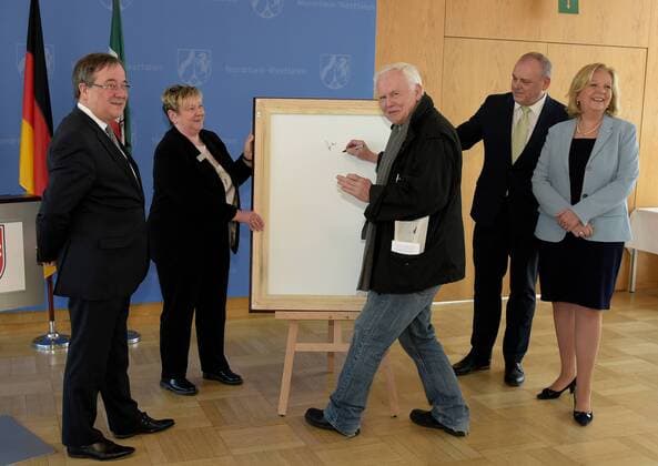 Duesseldorf MP a.D.Hannelore Kraft wird in die Galerie mit einer Fotografie des Fotokuenstlers Jim Rakete dargestellt. NRW-Ministerpaesident Armin Laschet,freut sich,gemeinsam mit Ministerpraesidentin a.D.Hannelore Kraft das neue Portraitbild der ersten Regierungschefin Nordrhein-Westfalens in der Staatskanzlei in Duesseldorf am 22.03.2019 vorzustellen.MP a.D.Hannelore Kraft wird in die Galerie mit einer Fotografie des Fotokuenstlers Jim Rakete dargestellt. MP Armin Laschet und Frau Kraft und Jim Rakete signiert sein Foto auf der Rueckseite. Copyright: xGottschalk Eibner-Pressefotox EP_uga