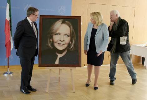Duesseldorf MP a.D.Hannelore Kraft wird in die Galerie mit einer Fotografie des Fotokuenstlers Jim Rakete dargestellt. NRW-Ministerpaesident Armin Laschet,freut sich,gemeinsam mit Ministerpraesidentin a.D.Hannelore Kraft das neue Portraitbild der ersten Regierungschefin Nordrhein-Westfalens in der Staatskanzlei in Duesseldorf am 22.03.2019 vorzustellen.MP a.D.Hannelore Kraft wird in die Galerie mit einer Fotografie des Fotokuenstlers Jim Rakete dargestellt. MP Armin Laschet und Frau Kraft und Copyright: xGottschalk Eibner-Pressefotox EP_uga