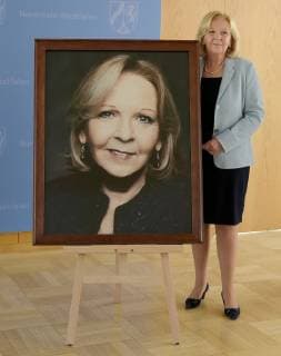 Duesseldorf MP a.D.Hannelore Kraft wird in die Galerie mit einer Fotografie des Fotokuenstlers Jim Rakete dargestellt. NRW-Ministerpaesident Armin Laschet,freut sich,gemeinsam mit Ministerpraesidentin a.D.Hannelore Kraft das neue Portraitbild der ersten Regierungschefin Nordrhein-Westfalens in der Staatskanzlei in Duesseldorf am 22.03.2019 vorzustellen.MP a.D.Hannelore Kraft wird in die Galerie mit einer Fotografie des Fotokuenstlers Jim Rakete dargestellt. Frau Kraft neben ihrem Foto. Copyright: xGottschalk Eibner-Pressefotox EP_uga
