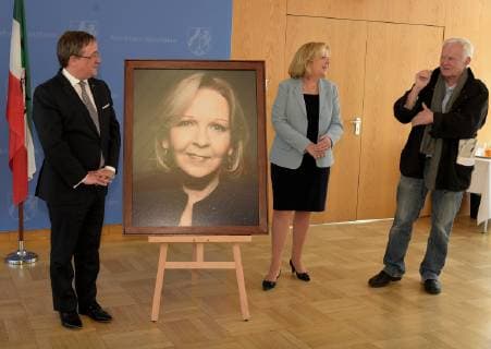 Duesseldorf MP a.D.Hannelore Kraft wird in die Galerie mit einer Fotografie des Fotokuenstlers Jim Rakete dargestellt. NRW-Ministerpaesident Armin Laschet,freut sich,gemeinsam mit Ministerpraesidentin a.D.Hannelore Kraft das neue Portraitbild der ersten Regierungschefin Nordrhein-Westfalens in der Staatskanzlei in Duesseldorf am 22.03.2019 vorzustellen.MP a.D.Hannelore Kraft wird in die Galerie mit einer Fotografie des Fotokuenstlers Jim Rakete dargestellt. MP Armin Laschet,Frau Kraft und Fotograf Jim Rakete neben ihrem Foto. Copyright: xGottschalk Eibner-Pressefotox EP_uga